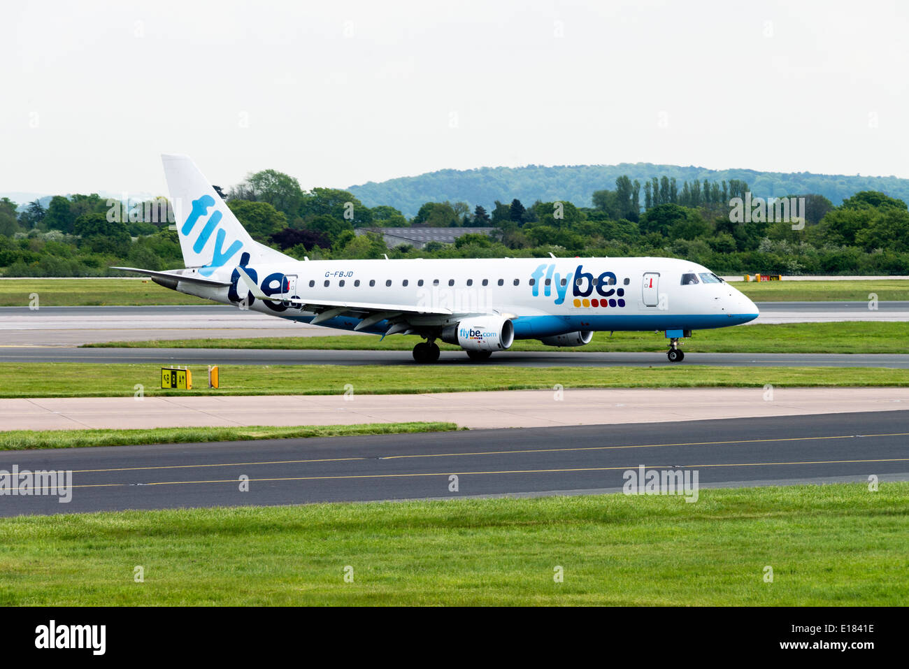 Flybe Embraer ERJ-170-200LR 175LR G-FBJD-Verkehrsflugzeug des Rollens bei der Ankunft am Flughafen Manchester England Vereinigtes Königreich UK Stockfoto