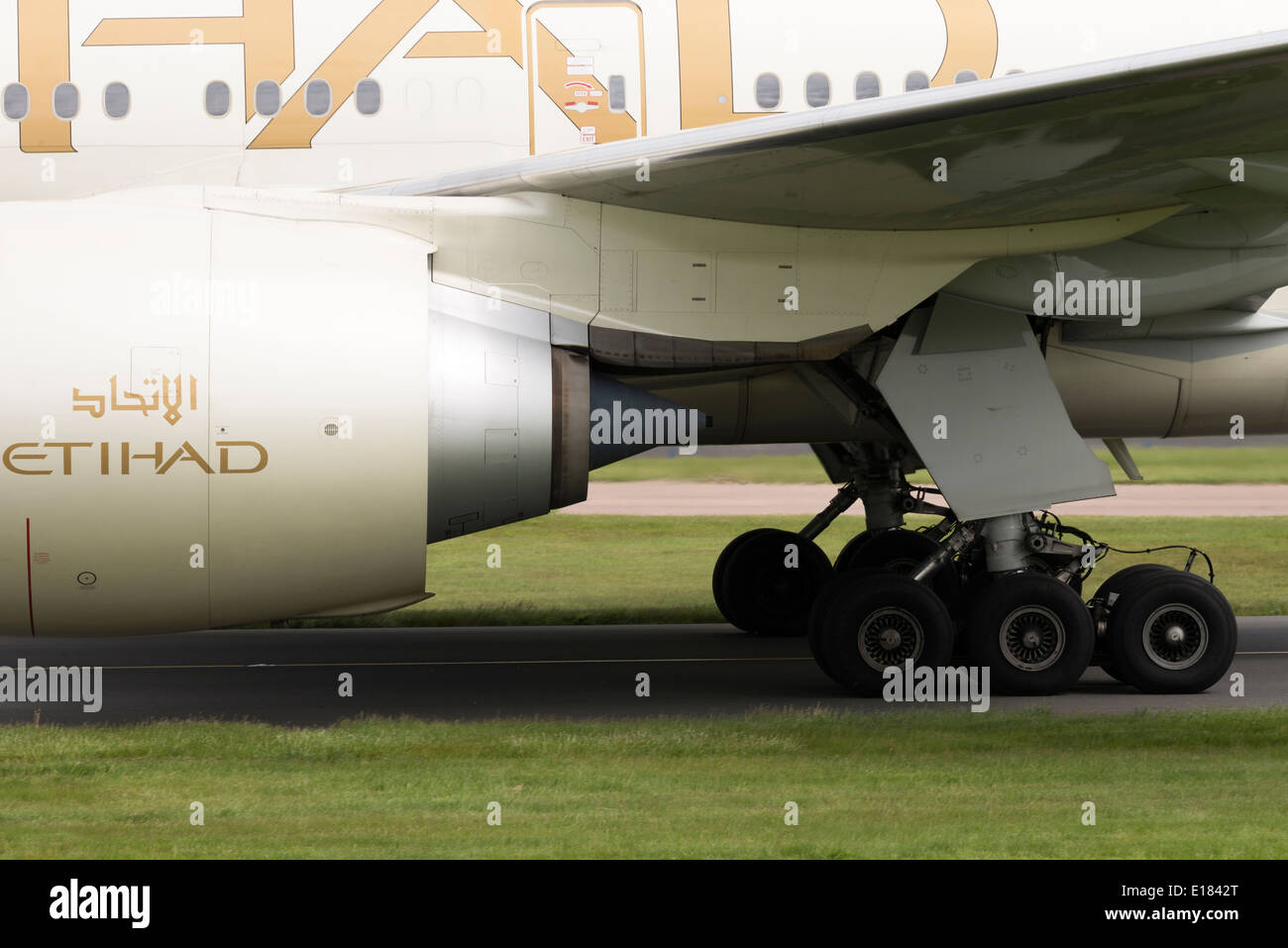 Etihad Airways Boeing 777-3FXJER Airliner A6-ETP Rollen bei der Ankunft am Flughafen Manchester England Vereinigtes Königreich UK Stockfoto