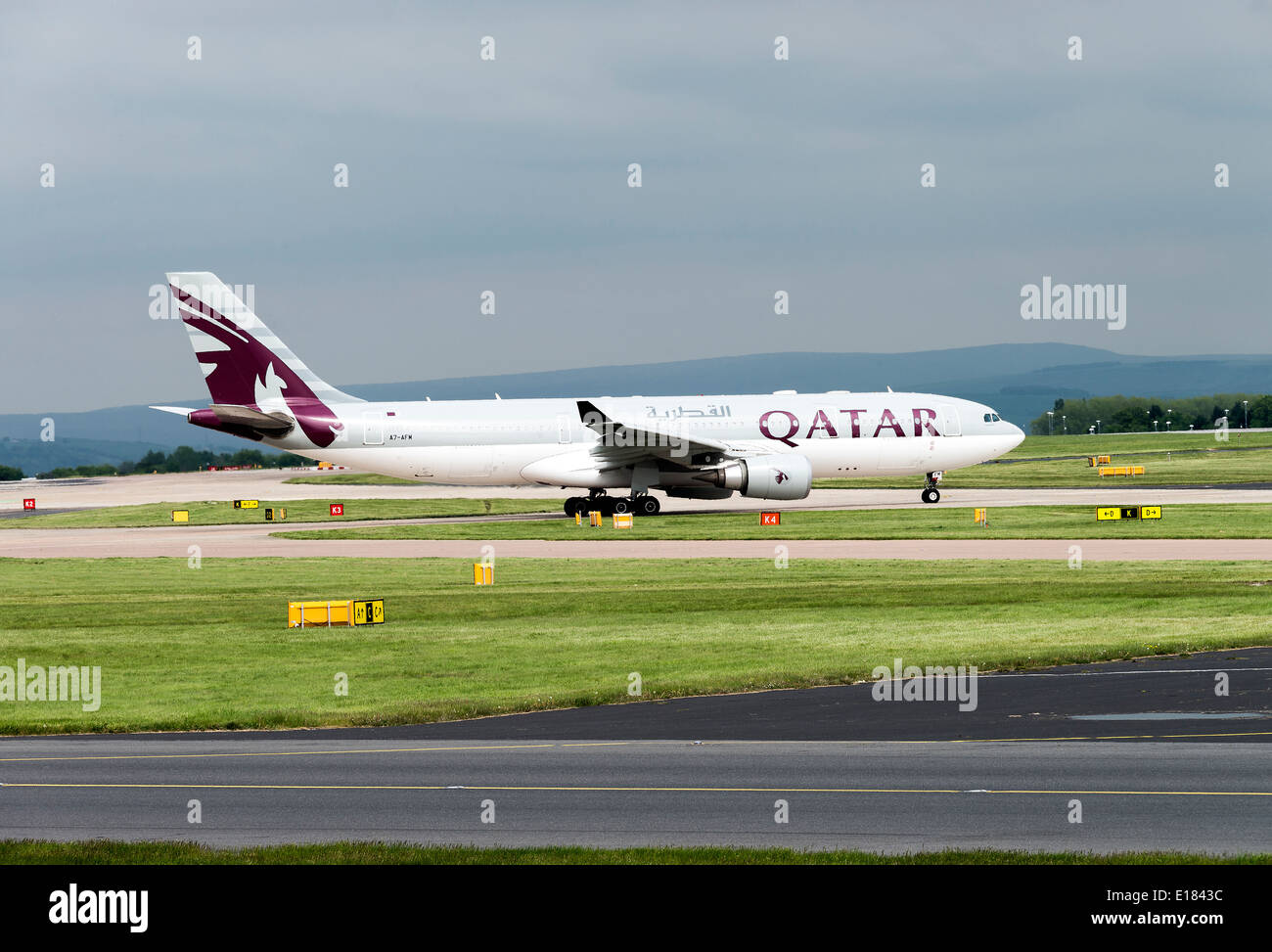 Quatar Airways Airbus A330-202 Airliner A7-AFM Rollen für Abflug am Flughafen Manchester England Vereinigtes Königreich UK Stockfoto