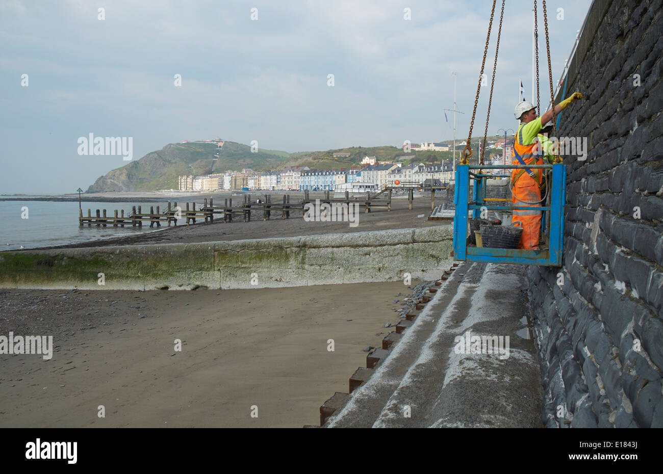 Nach 2014 Stürmen Aberystwyth Promenade Wand zu reparieren Stockfoto