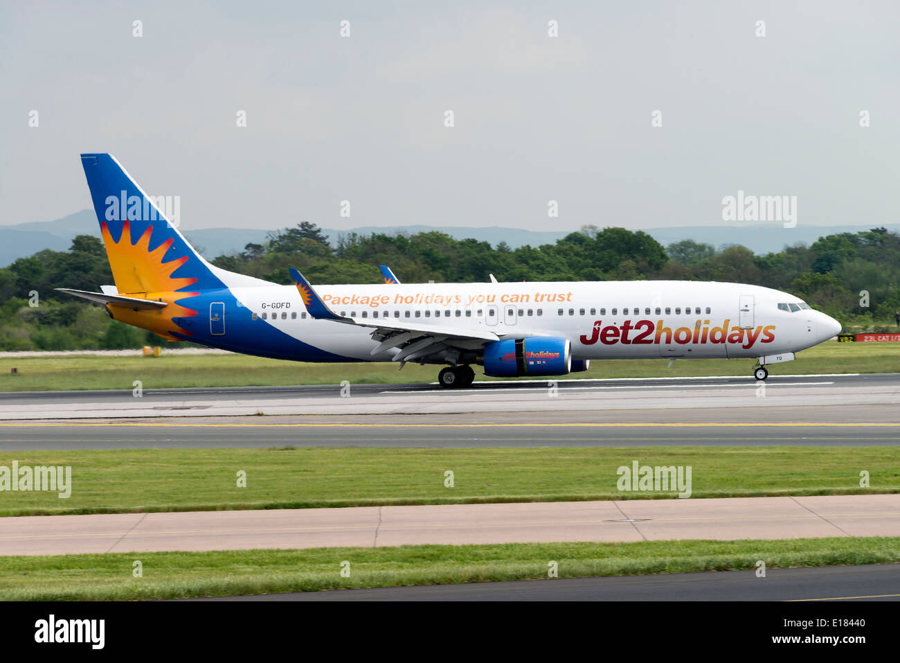 Jet2.com Boeing 737-800 Serie Verkehrsflugzeug G-GDFD landet auf dem internationalen Flughafen Manchester England Vereinigtes Königreich UK Stockfoto