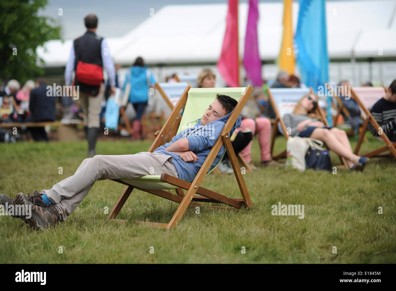 Hay on Wye, Wales UK BANK HOLIDAY Montag 26 kann 2014 Menschen entspannen und genießen die warme Bank Urlaubswetter am fünften Tag des Daily Telegraph Heu Literaturfestival 2014, Wales UK Foto © Keith Morris Stockfoto