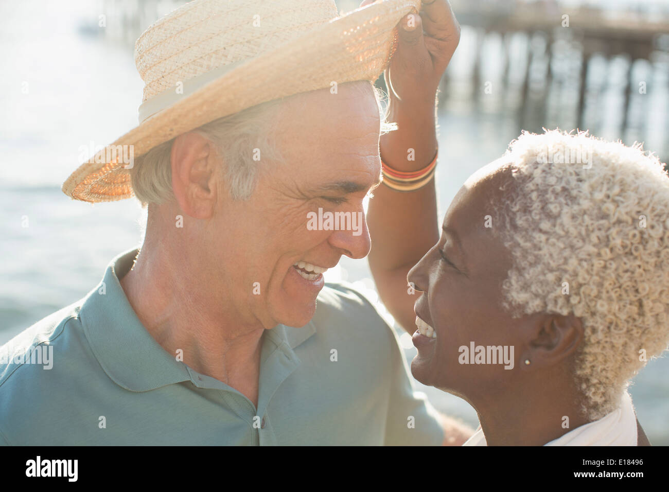 Älteres Paar am Sonnenstrand Stockfoto