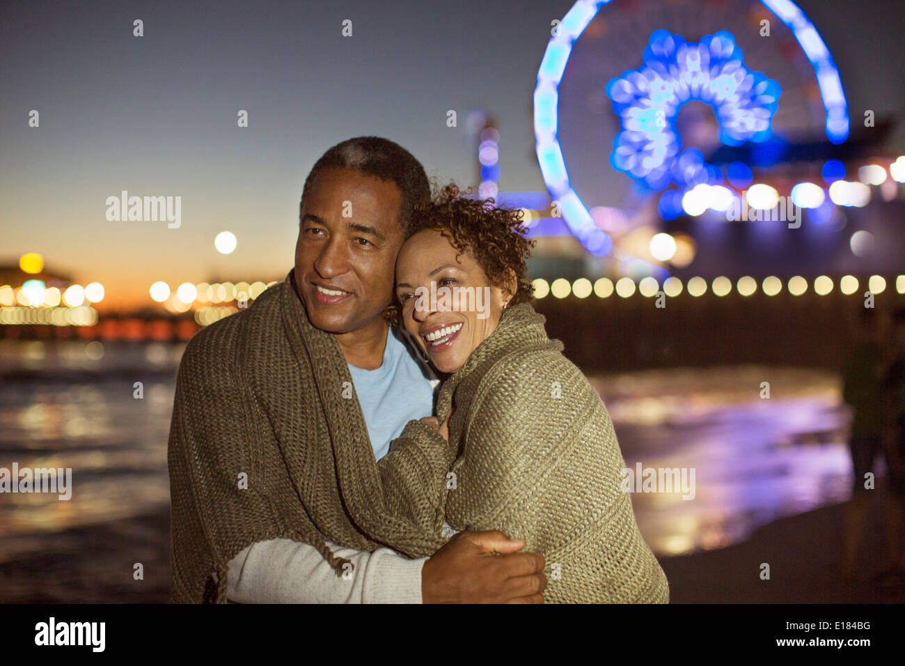 Paar am Strand in der Nacht umarmt Stockfoto