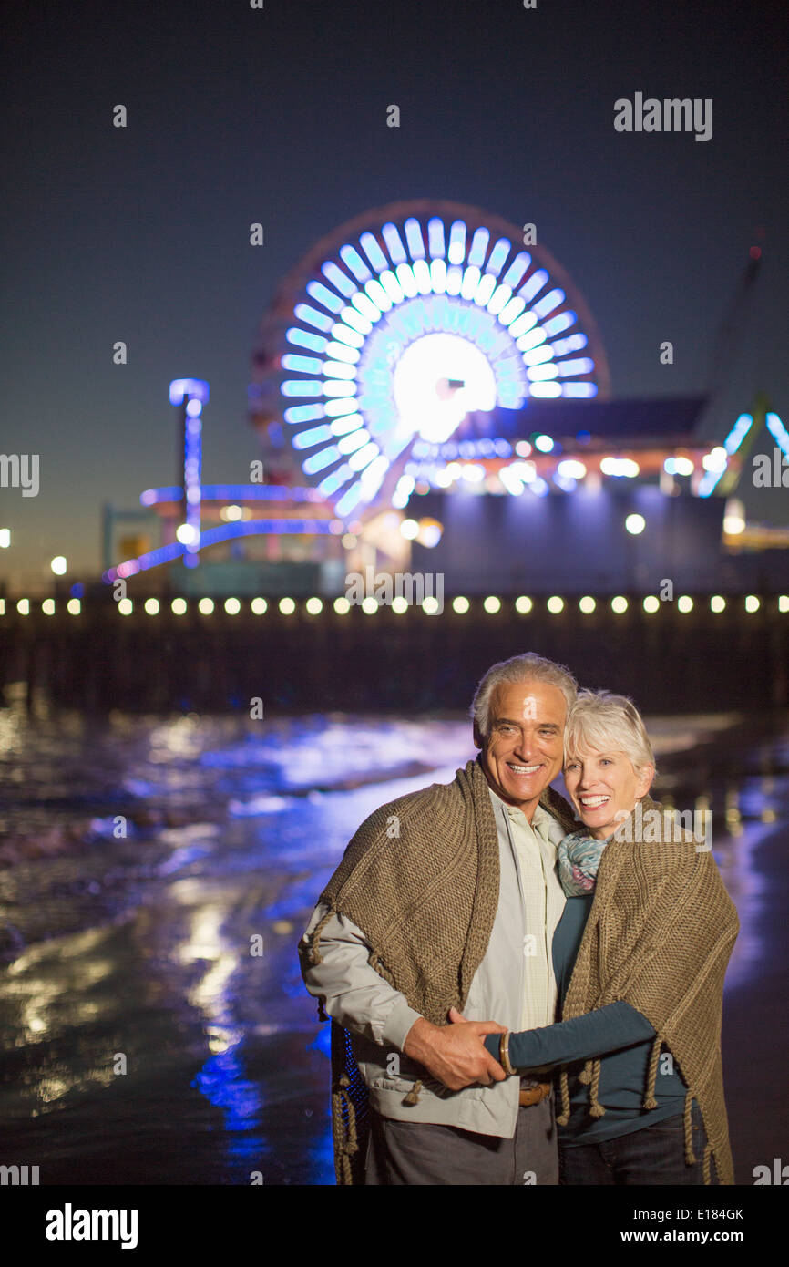 Porträt von älteres Paar am Strand in der Nacht Stockfoto