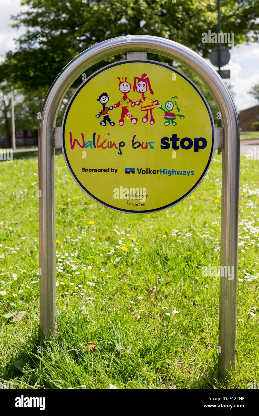 Schule zu Fuß Bushaltestelle Signpost Wegweiser Stockfoto