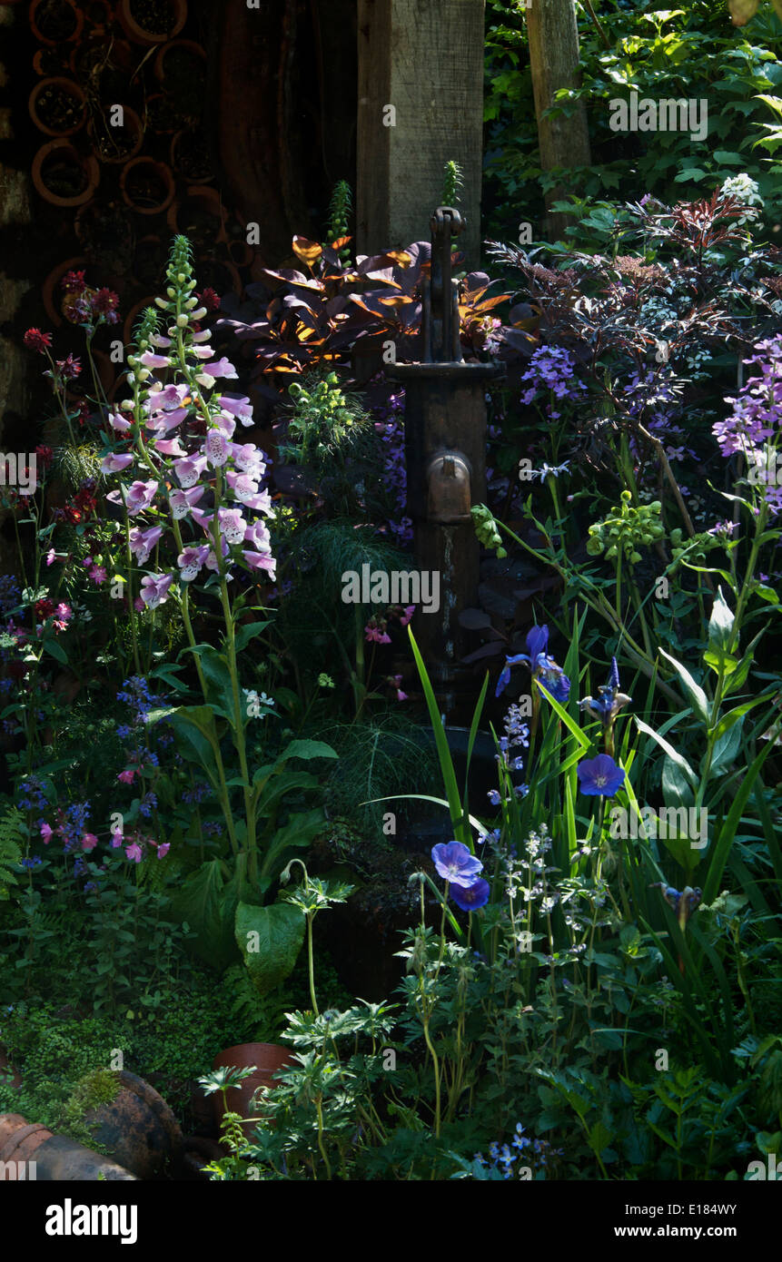 Eine Wasserpumpe in der DialAFlight Potter Garten am RHS Chelsea Flower Show 2014 Stockfoto