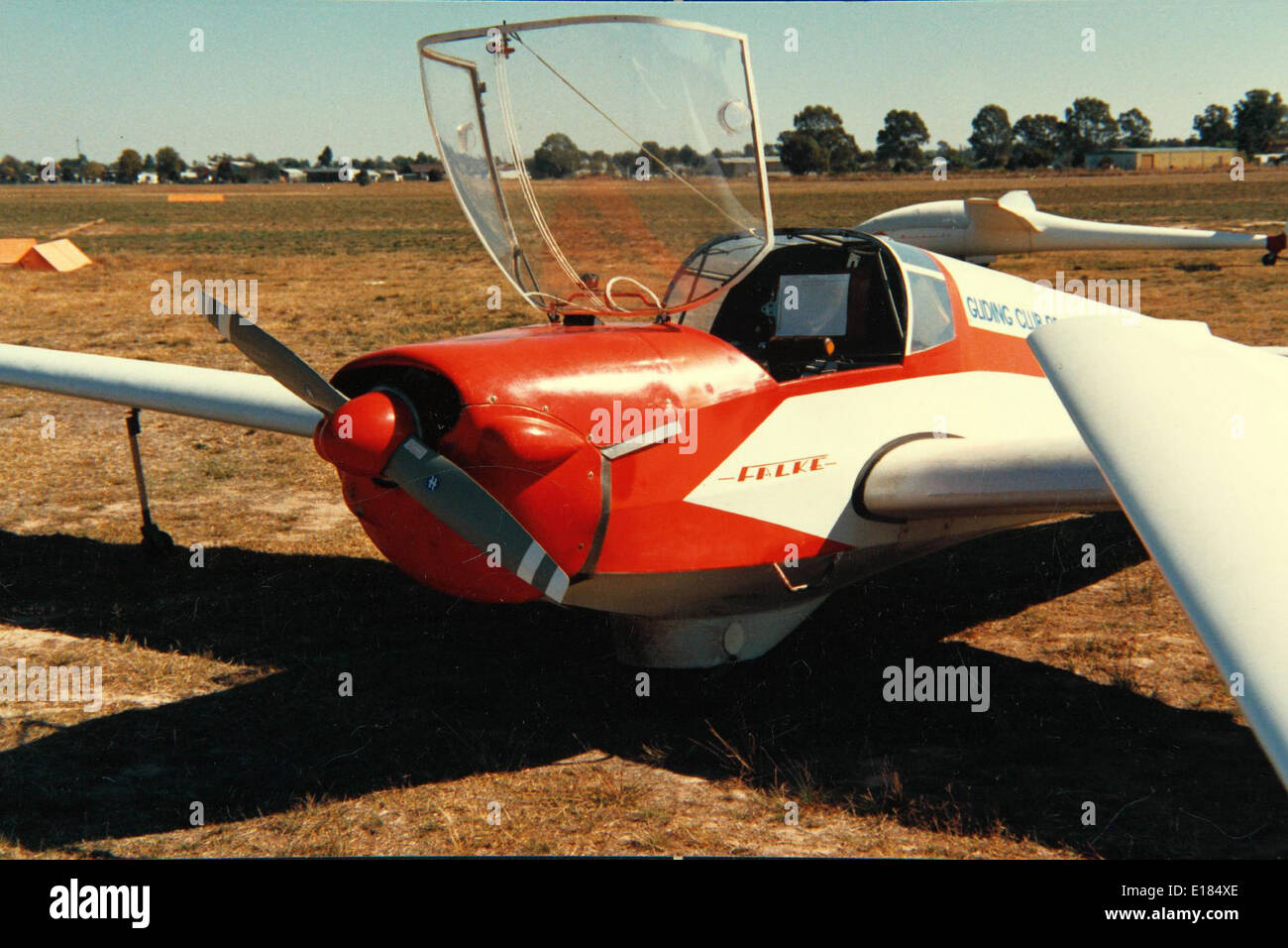 Die Scheibe SF-25 Falke ist ein deutscher Motorsegler, der erstmals in den 1960er Jahren eingeführt wurde Er kombiniert die Merkmale eines Segelflugzeugs und eines leichten Flugzeugs und ist somit ideal für Training und Freizeitflug. Das Modell RF.4 ist eine Variante, die für den spezifischen Flugbetrieb verwendet wird. Stockfoto