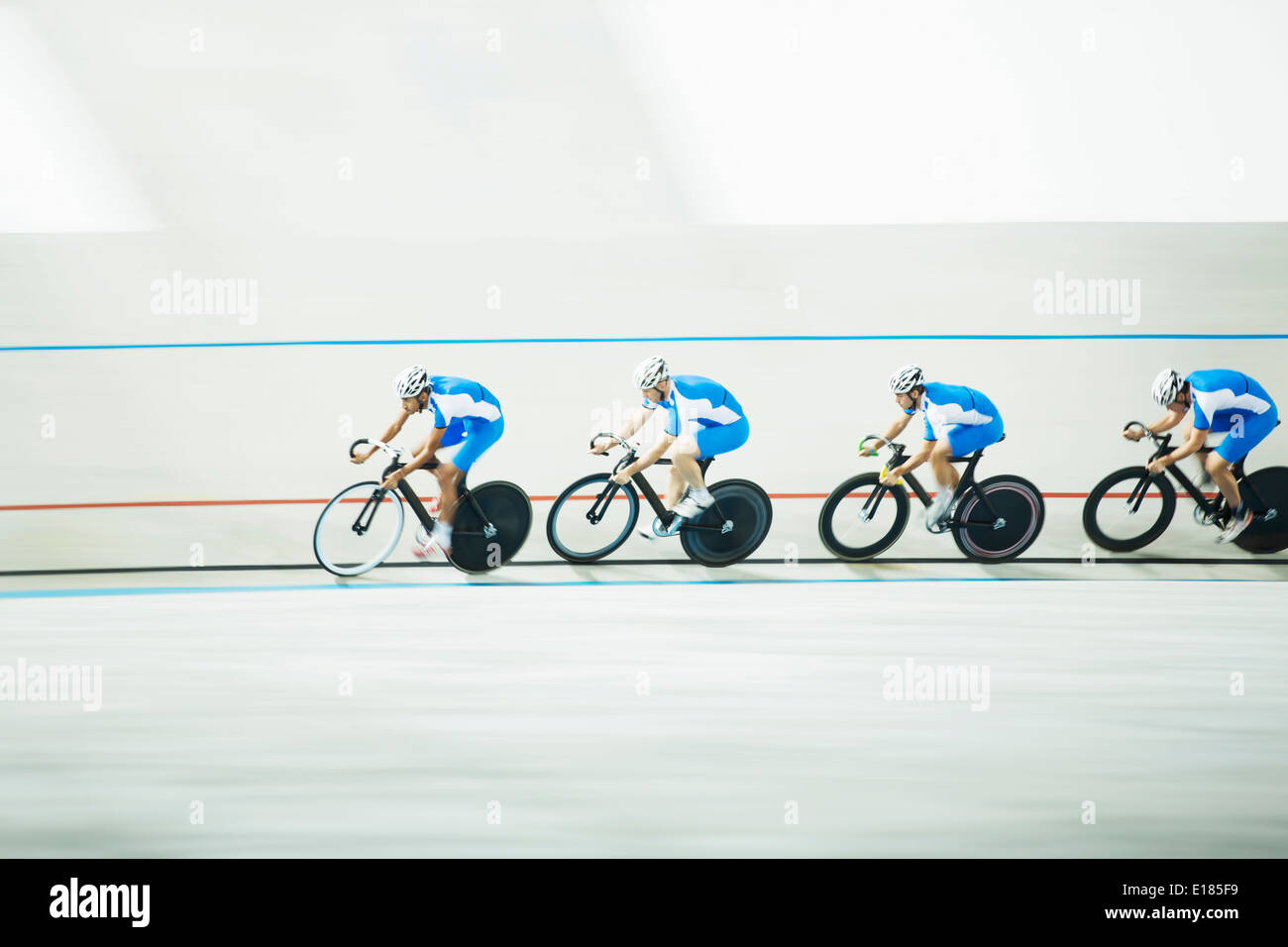 Radfahrer, die Rennen rund um die Radrennbahn Stockfoto