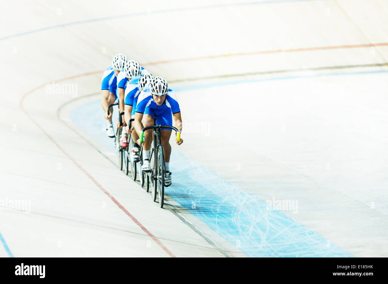 Bahn-Radsport Team Reiten im Velodrom Stockfoto