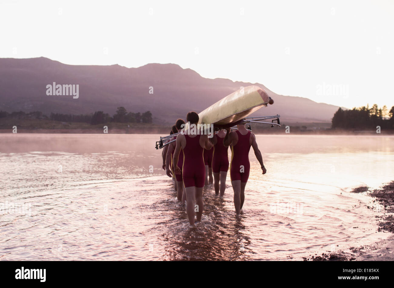 Ruderteam Scull in See zu tragen Stockfoto