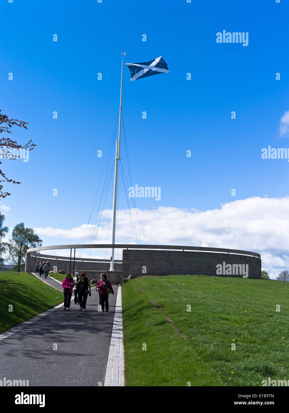 dh Battlefield Monument BANNOCKBURN BATTLE STIRLINGSHIRE UK Tourist Schottische Flagge schottlands Touristen Besucherzentrum kämpft vor Ort Stockfoto