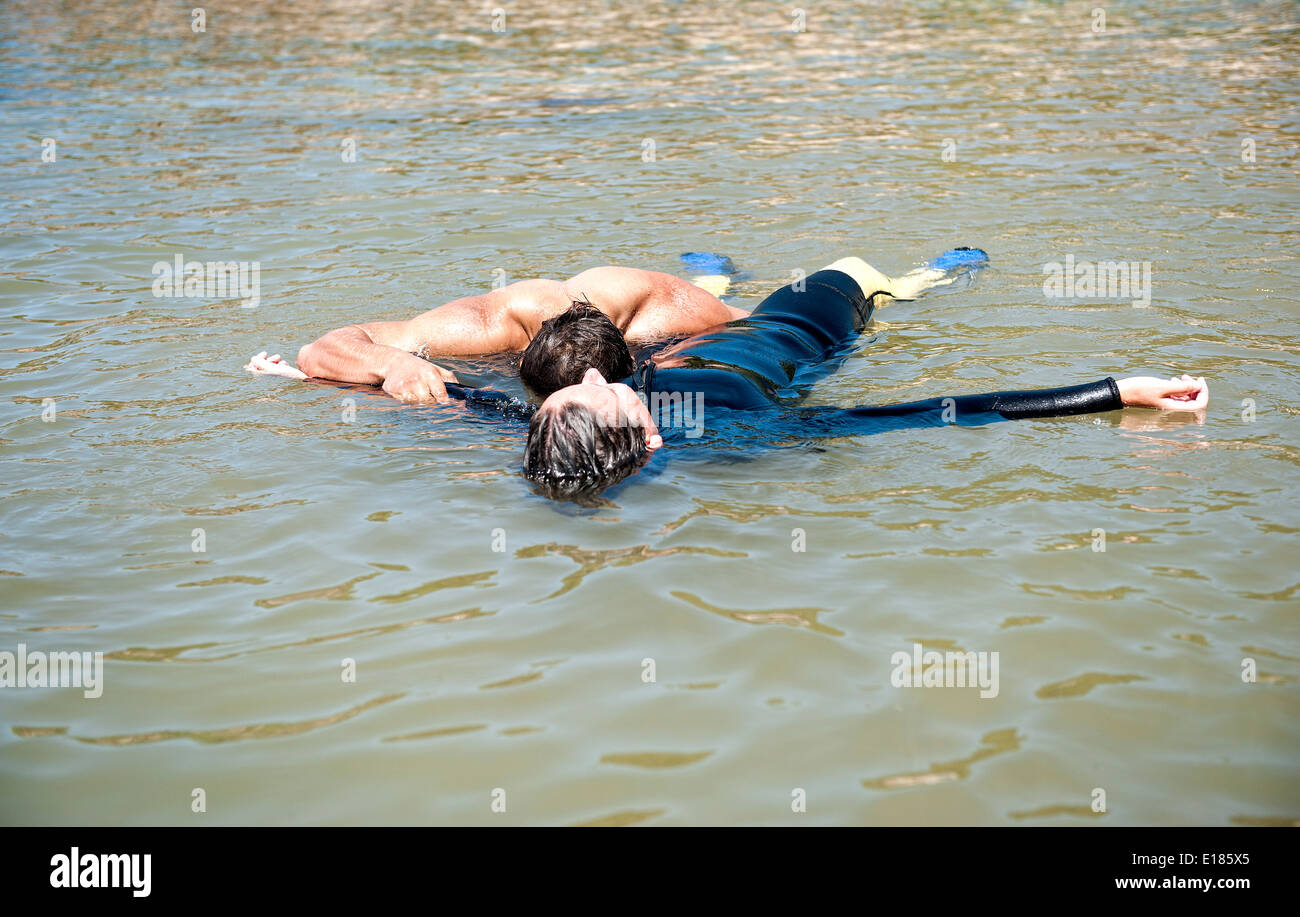 Mann, die Rettung einer jungen Frau aus dem Meer Stockfoto