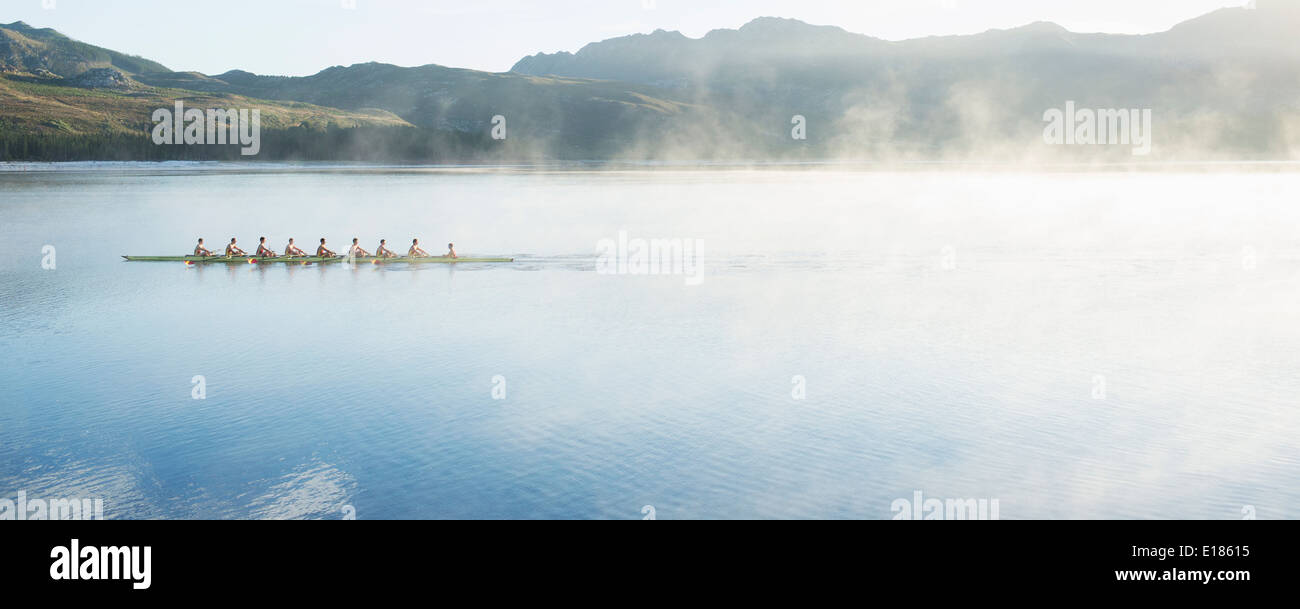 Ruderteam Rudern Scull auf See Stockfoto