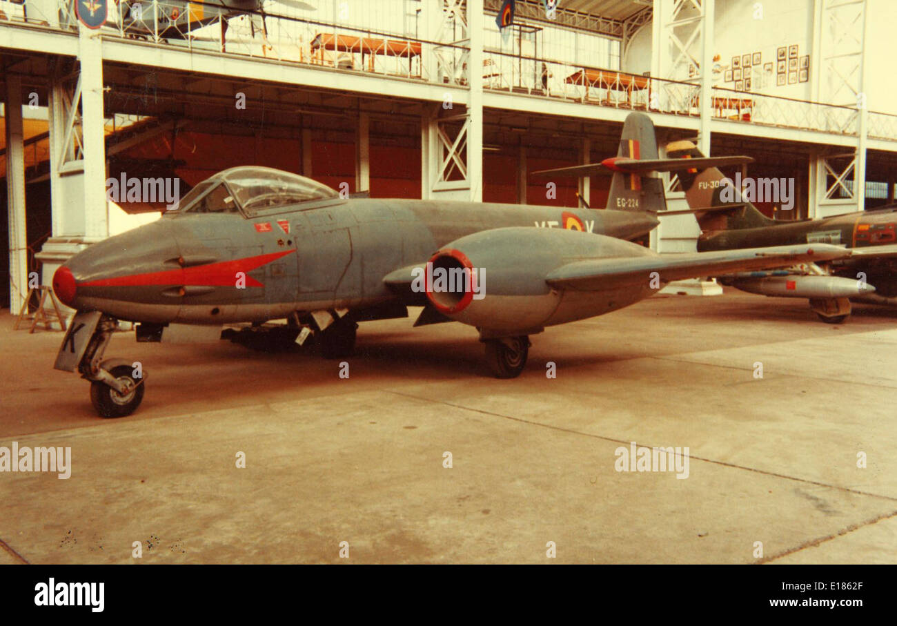 Die Gloster Meteor war ein britischer Jet, der hauptsächlich während und nach dem Zweiten Weltkrieg eingesetzt wurde. Sie war der erste britische Jet, der in Betrieb genommen wurde und eine wichtige Rolle bei der Entwicklung von Jet-getriebenen Flugzeugen spielte. Stockfoto