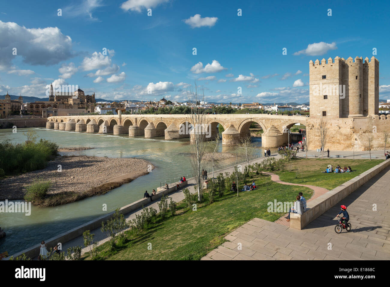 Der Guadalquivir Fluss, römische Brücke und Torre De La Calahorra, Cordoba, Andalusien, Spanien Stockfoto