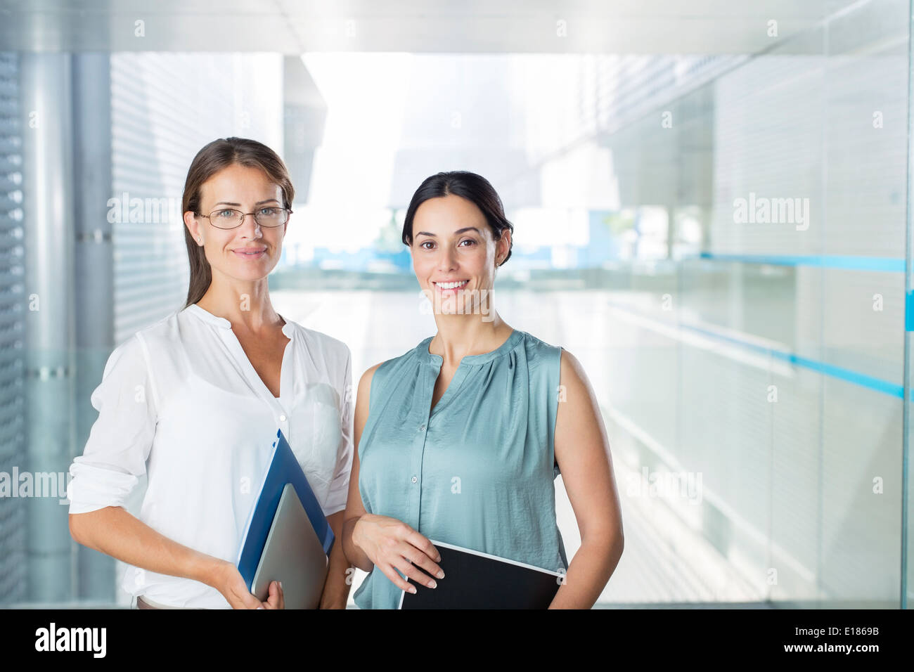 Porträt von zuversichtlich Unternehmerinnen im Büro Stockfoto