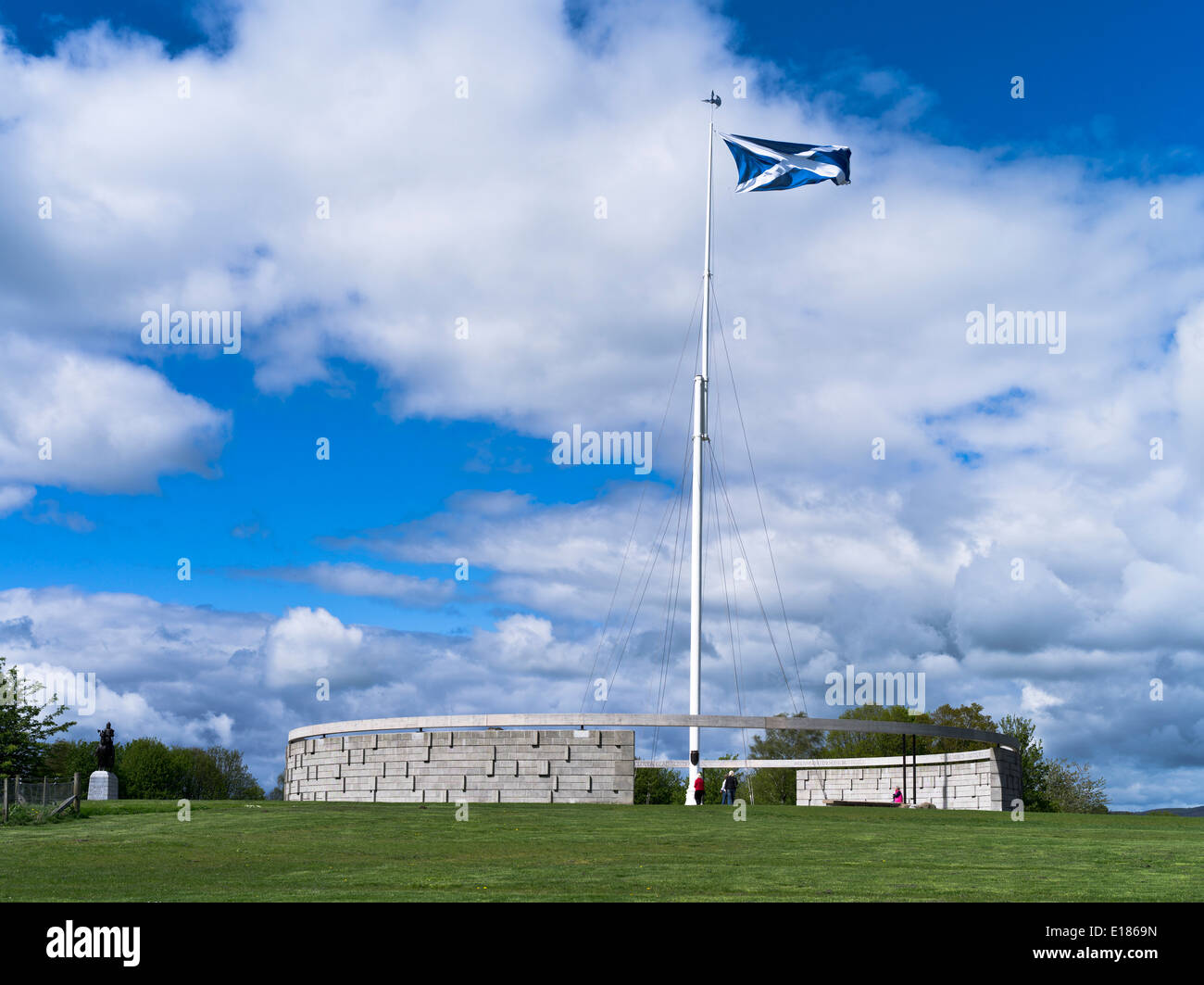 Dh Bannockburn Battle Field Site BANNOCKBURN STIRLINGSHIRE Bannockburn Schlachtfeld Denkmal mit schottische Flagge Schottland Besucherzentrum Stockfoto