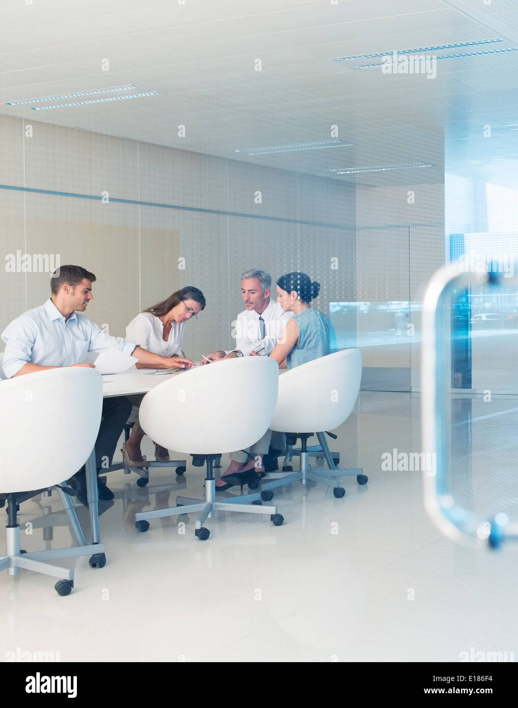 Business-Leute treffen am Konferenztisch Stockfoto