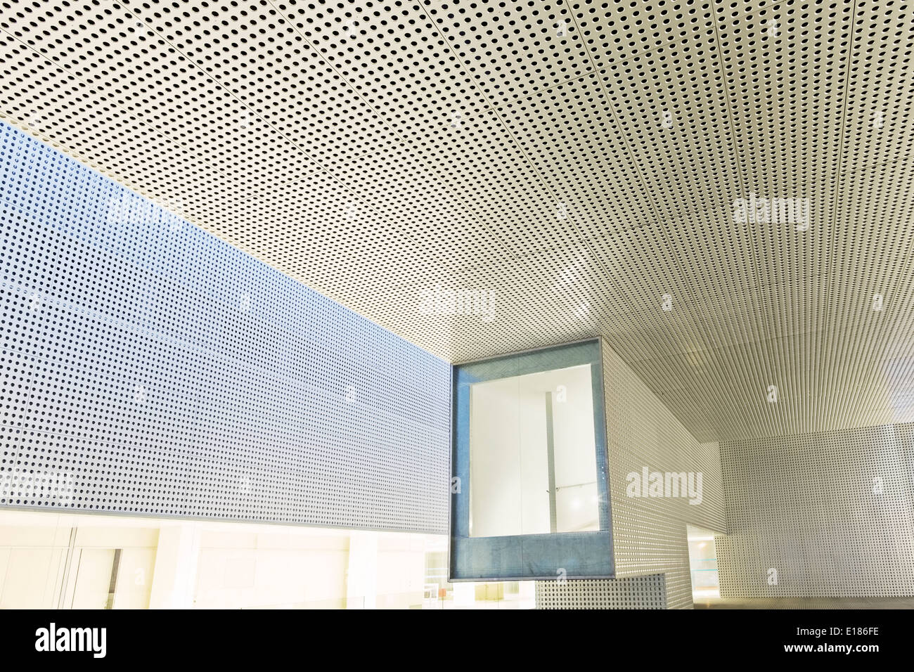 Beleuchtete Fenster in modernes Bürogebäude Stockfoto