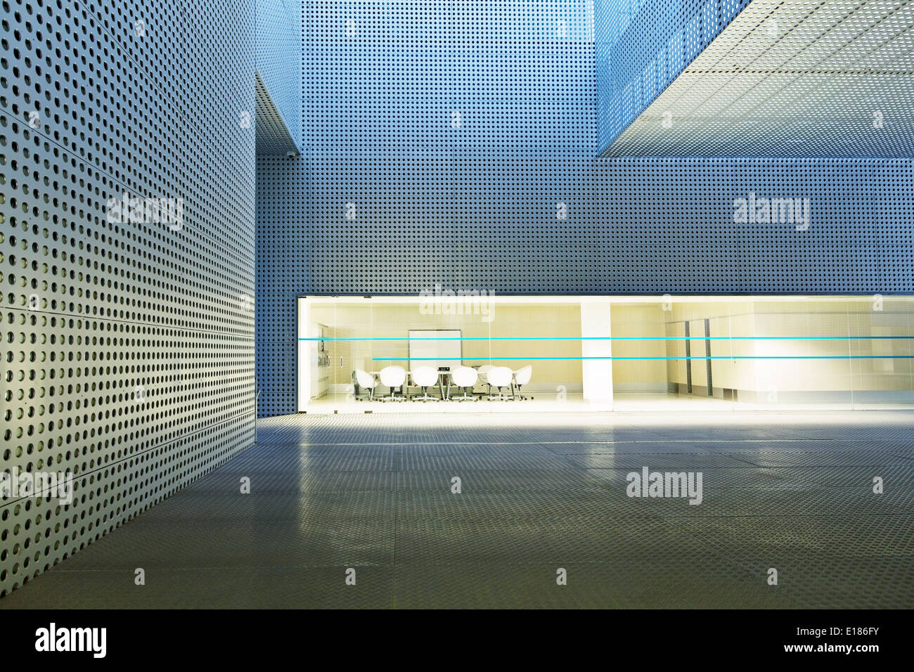 Beleuchtete Konferenzraum in modernen Gebäude Stockfoto
