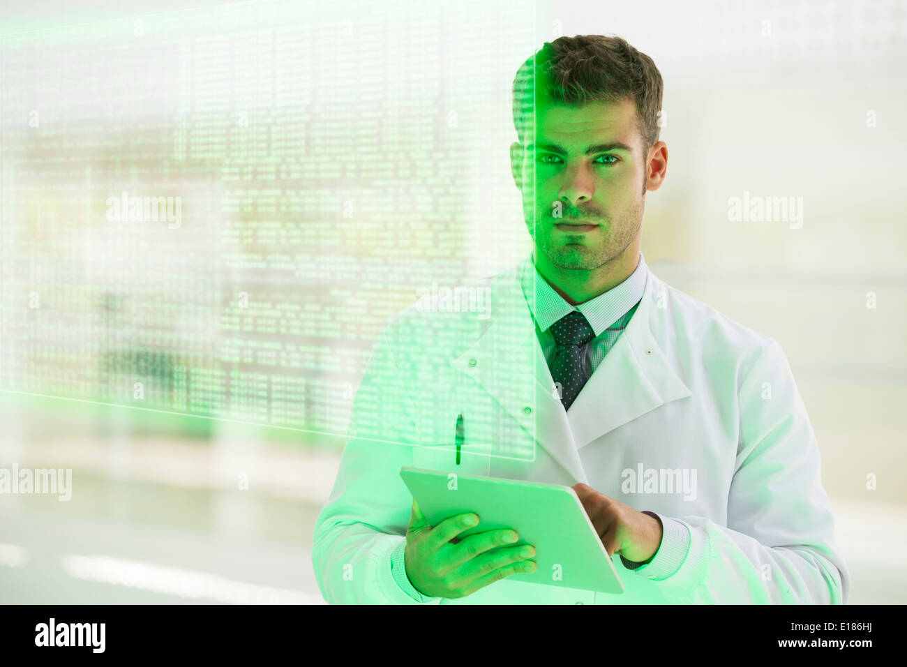 Ernst Arzt mit digital-Tablette im Krankenhaus Stockfoto