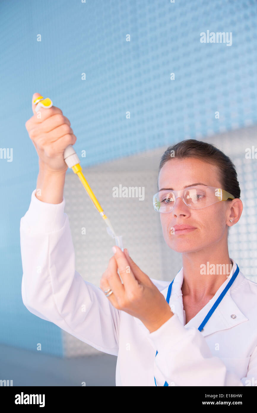Wissenschaftler mit Pipette und Reagenzglas im Labor Stockfoto
