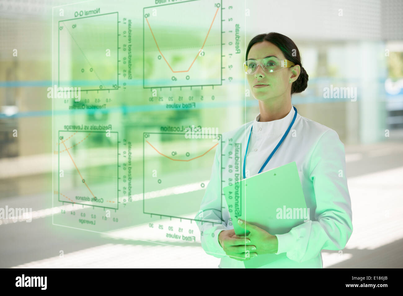 Ernst Arzt mit Zwischenablage im Krankenhaus Stockfoto