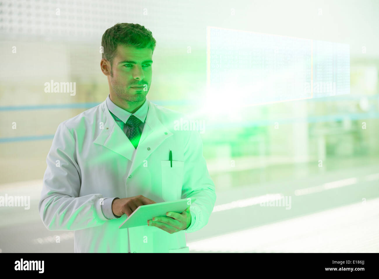 Ernst Arzt mit digital-Tablette im Krankenhaus Stockfoto