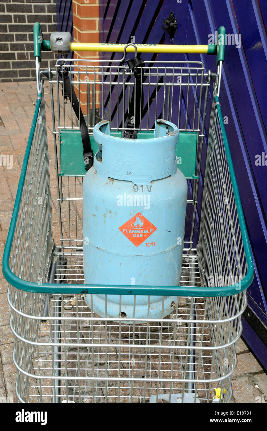 Brennbares Gas-Kanister verließ Morrison Einkaufswagen, Highbury, London Borough of Islington England UK Stockfoto