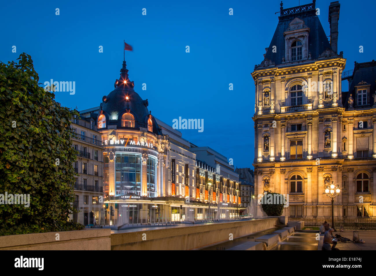 Dämmerung am Place de la Contrescarpe de Ville, über Rue de Rivoli vom Hotel de Ville, Paris Frankreich Stockfoto