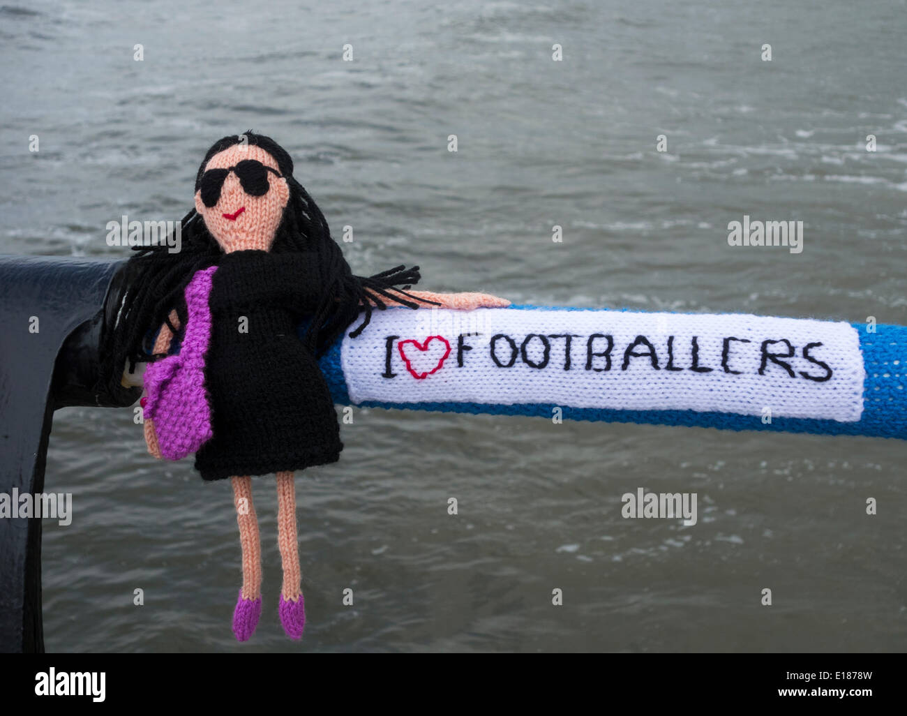 Unter dem Motto WM gestrickt Zahlen auf Saltburn Pier. Saltburn, North Yorkshire, England, UK Stockfoto
