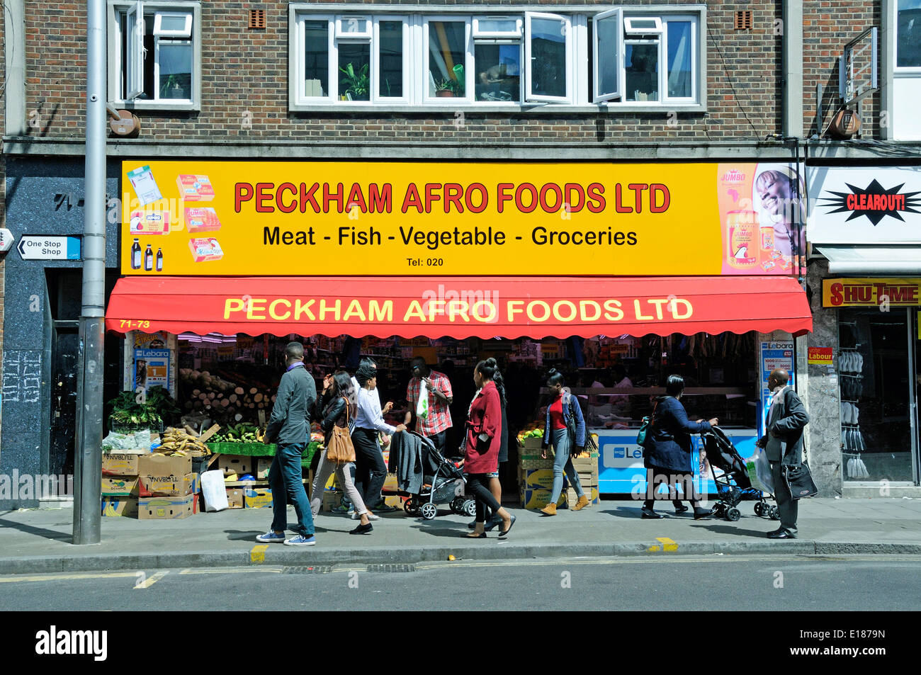 Peckham Afro Foods Ltd-Shop mit Passanten, Roggen Lane, Peckham, London England UK Stockfoto