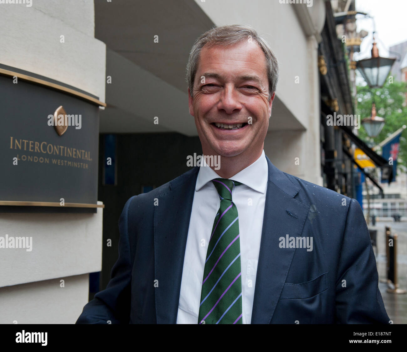 Nigel Farage Victory Pint Broadway Street London Uk mit UKIP Team MEP Wahl 2014 feiern Credit: Prixnews/Alamy Live News Stockfoto