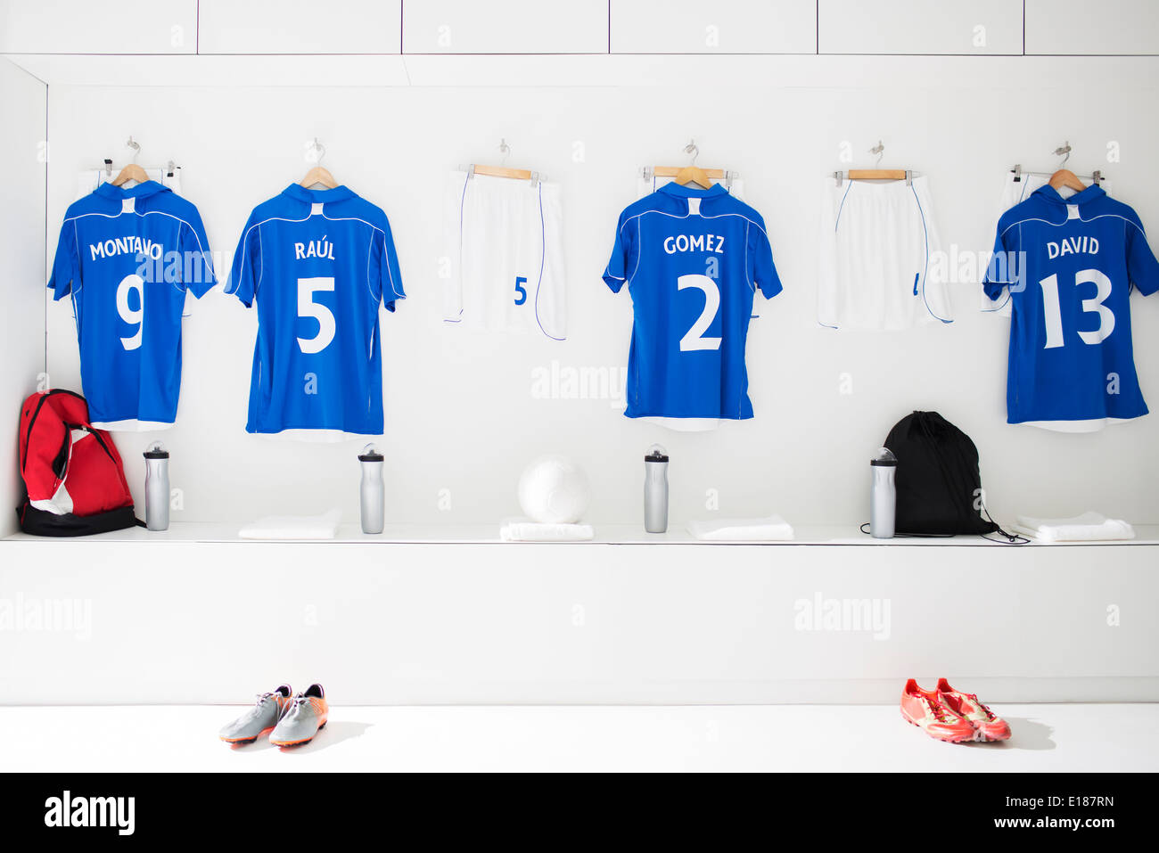 Fußball Trikots in Umkleidekabine Stockfoto