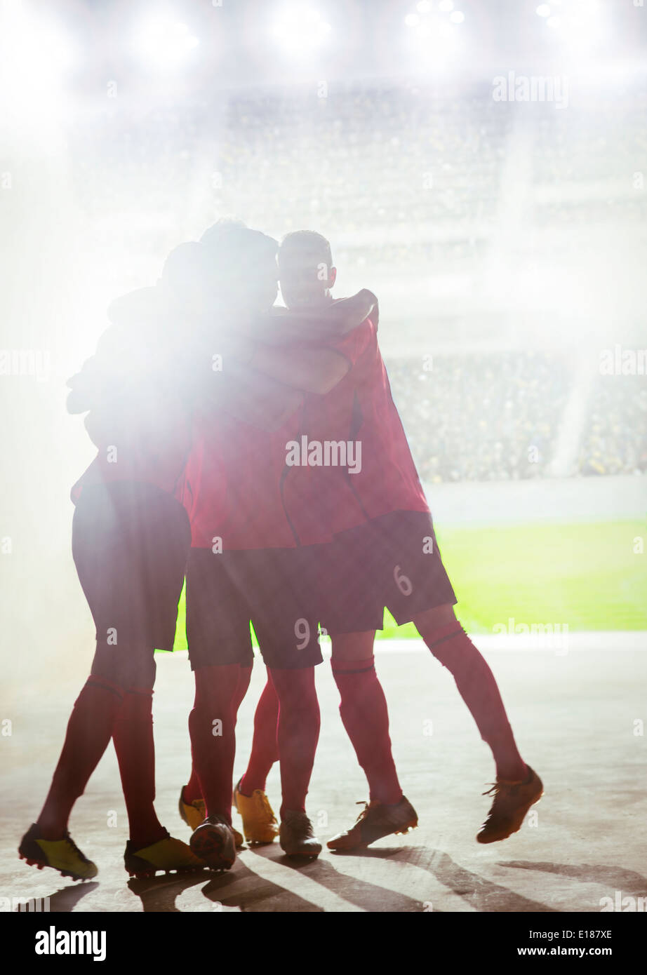 Silhouette der Fußball Team feiert Stockfoto