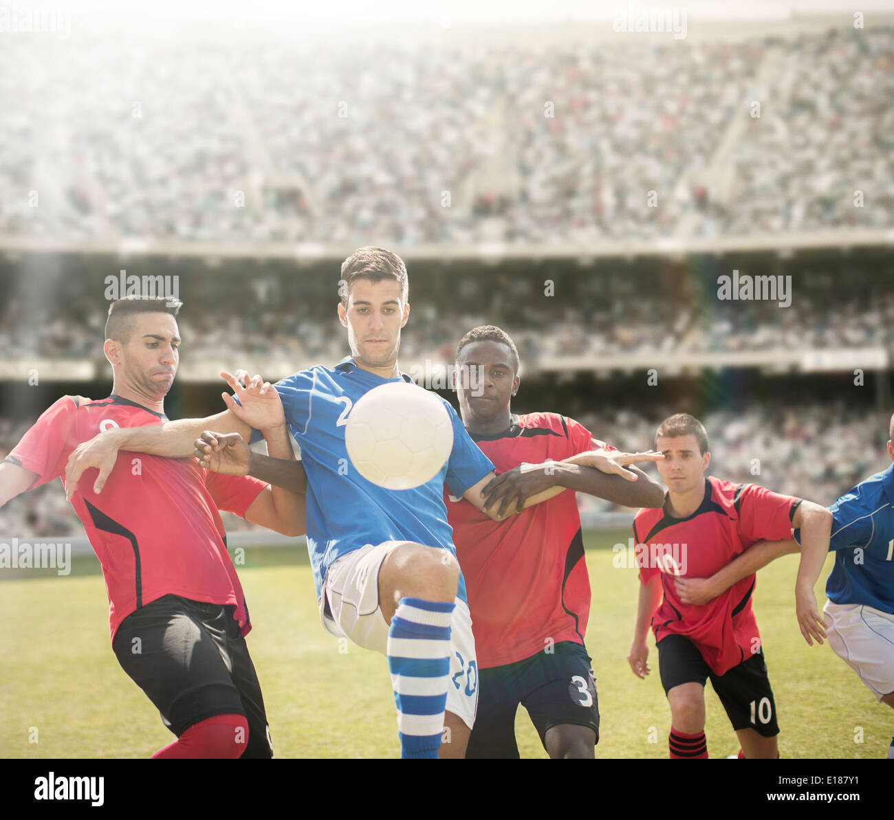 Fußball-Spieler für Kugel auf Feld zu erreichen Stockfoto