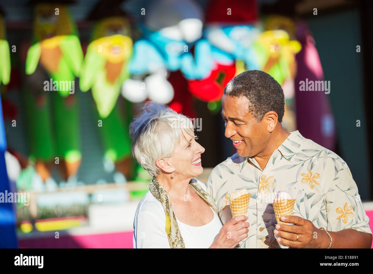 Älteres paar essen Eiscreme-Kegel im Freizeitpark Stockfoto