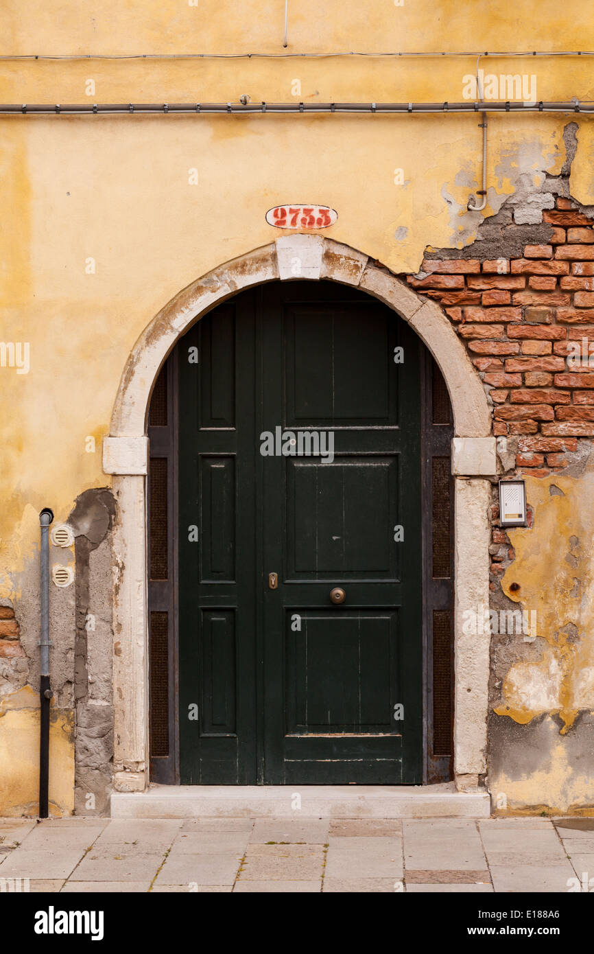Eine alte Tür in den Gassen von Castello. Stockfoto