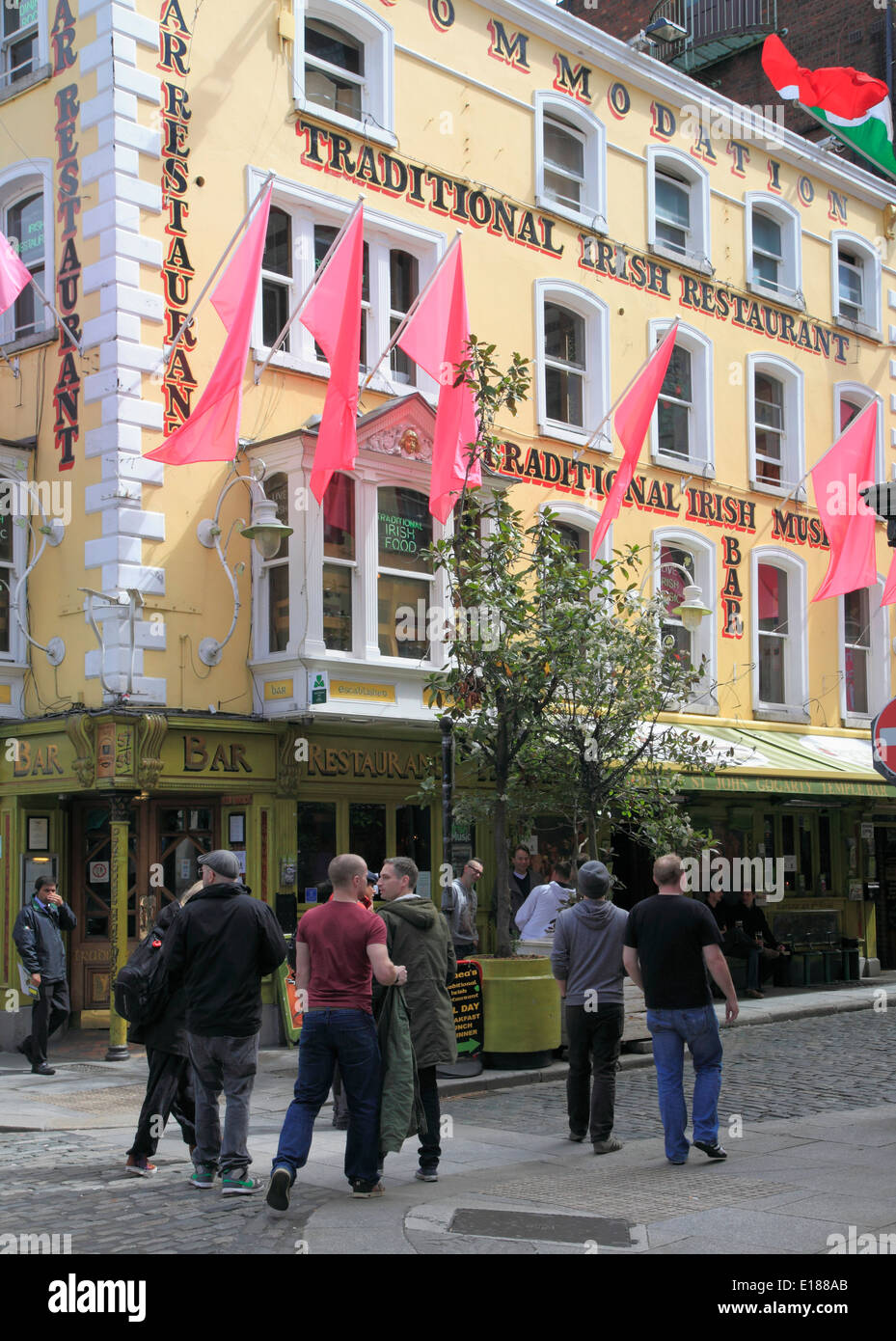 Irland, Dublin, Temple Bar, Straßenszene, Restaurant, Personen, Stockfoto