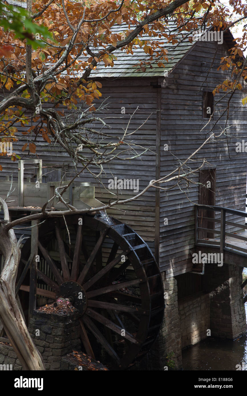 Grist Mill machte der alte verwitterte Holz und mit alten Wasserrad, im Herbst des Jahres Stockfoto