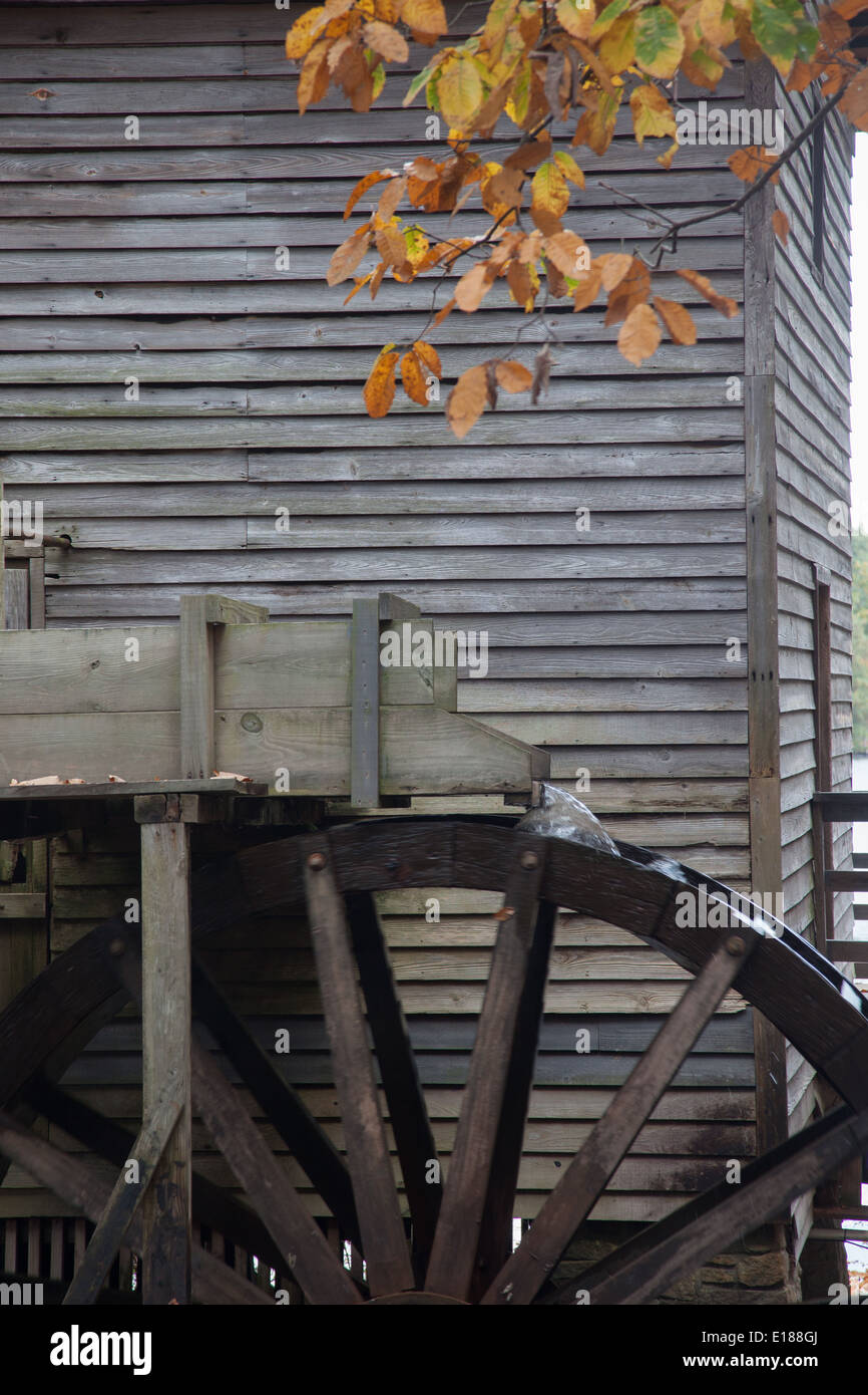Mahlgutmühle alte verwitterte Holz und mit alten Wasserrad, im Herbst des Jahres gemacht, Stockfoto