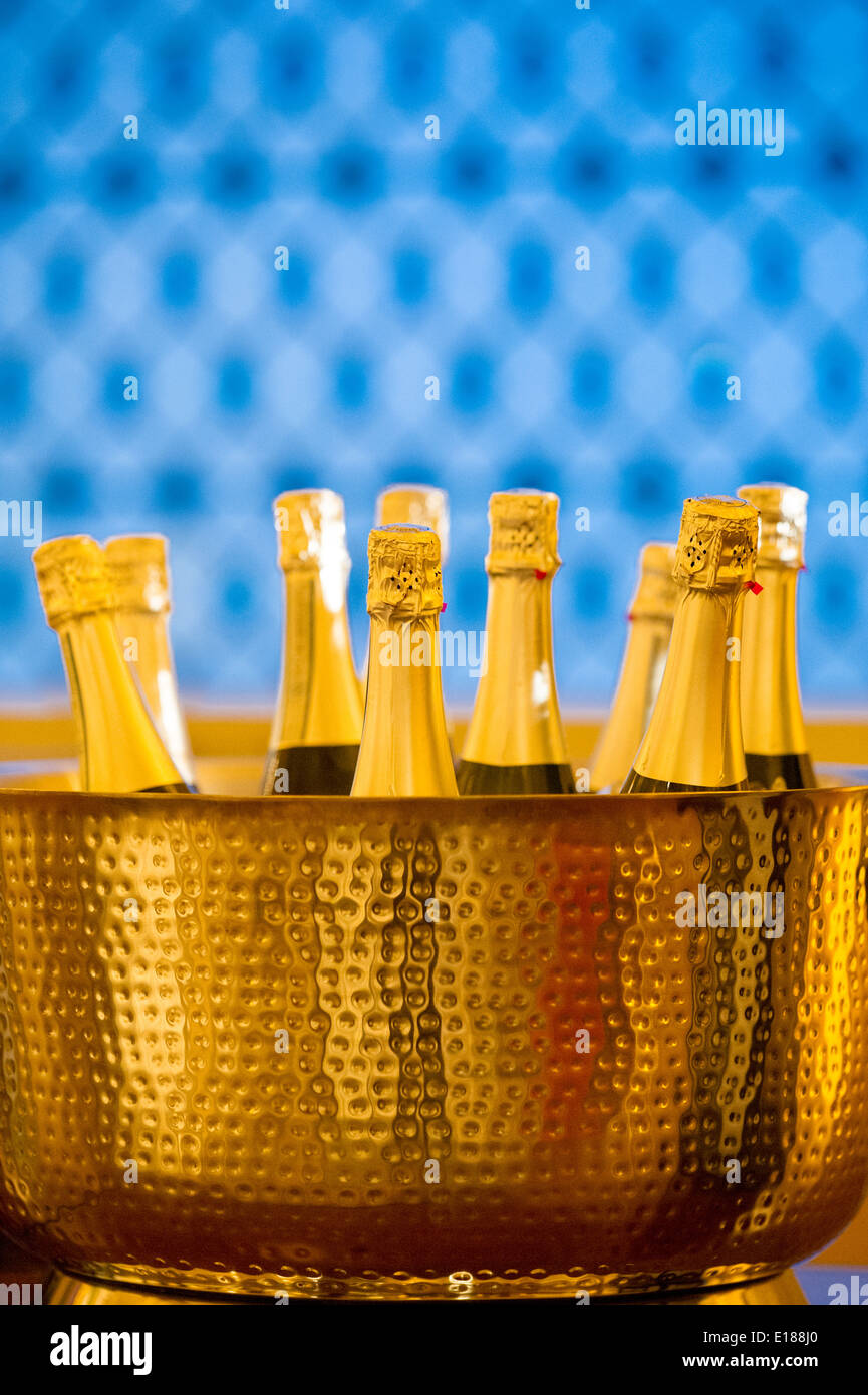Champagner-Flaschen in einem gold farbige Eimer vor einem blauen Hintergrund in Baltimore, Maryland, USA Stockfoto