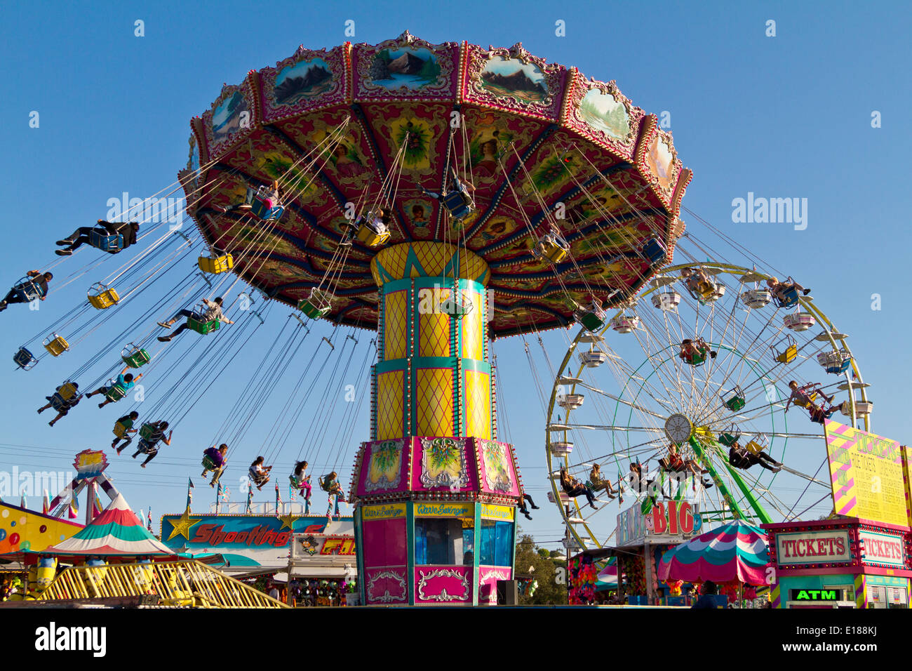 Spinning carnival ride Fotos und Bildmaterial in hoher Auflosung Alamy