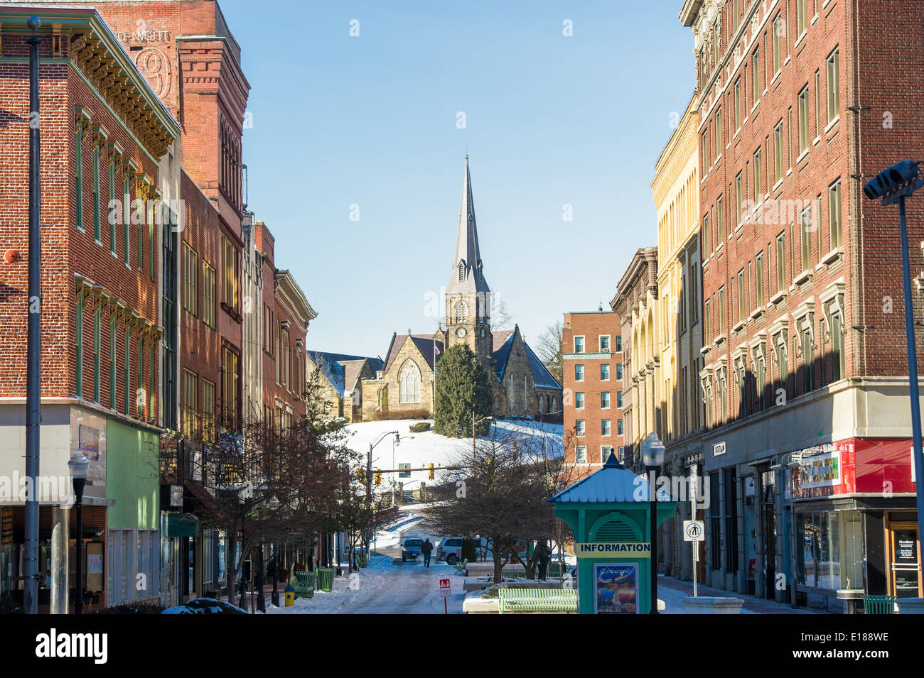 Die Innenstadt von Bezirk von Cumberland MD mit einer Kirche in der Mitte. Stockfoto