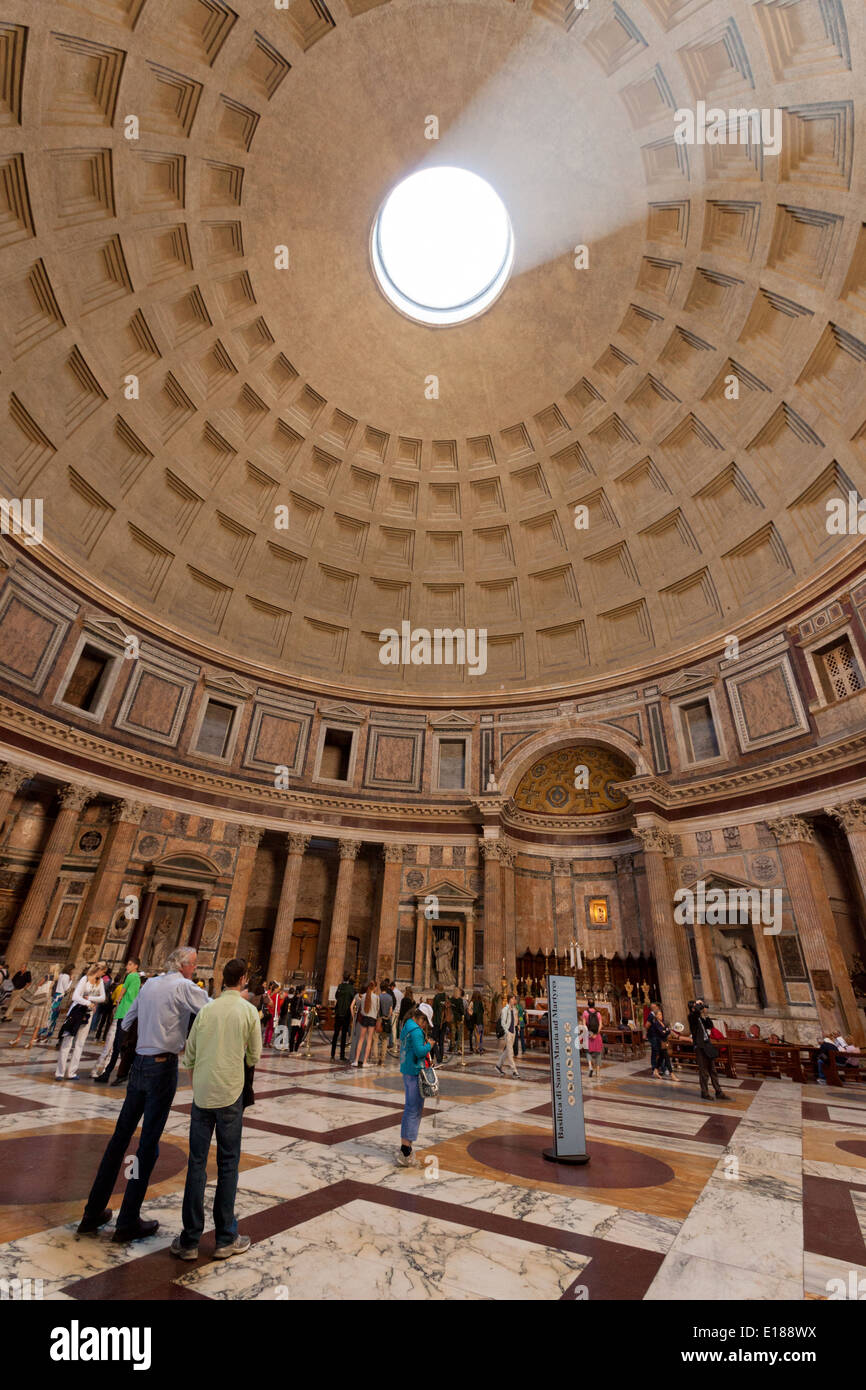 Der Innenraum des Pantheons, mit einem Strahl von Licht, Rom, Italien Europa Stockfoto