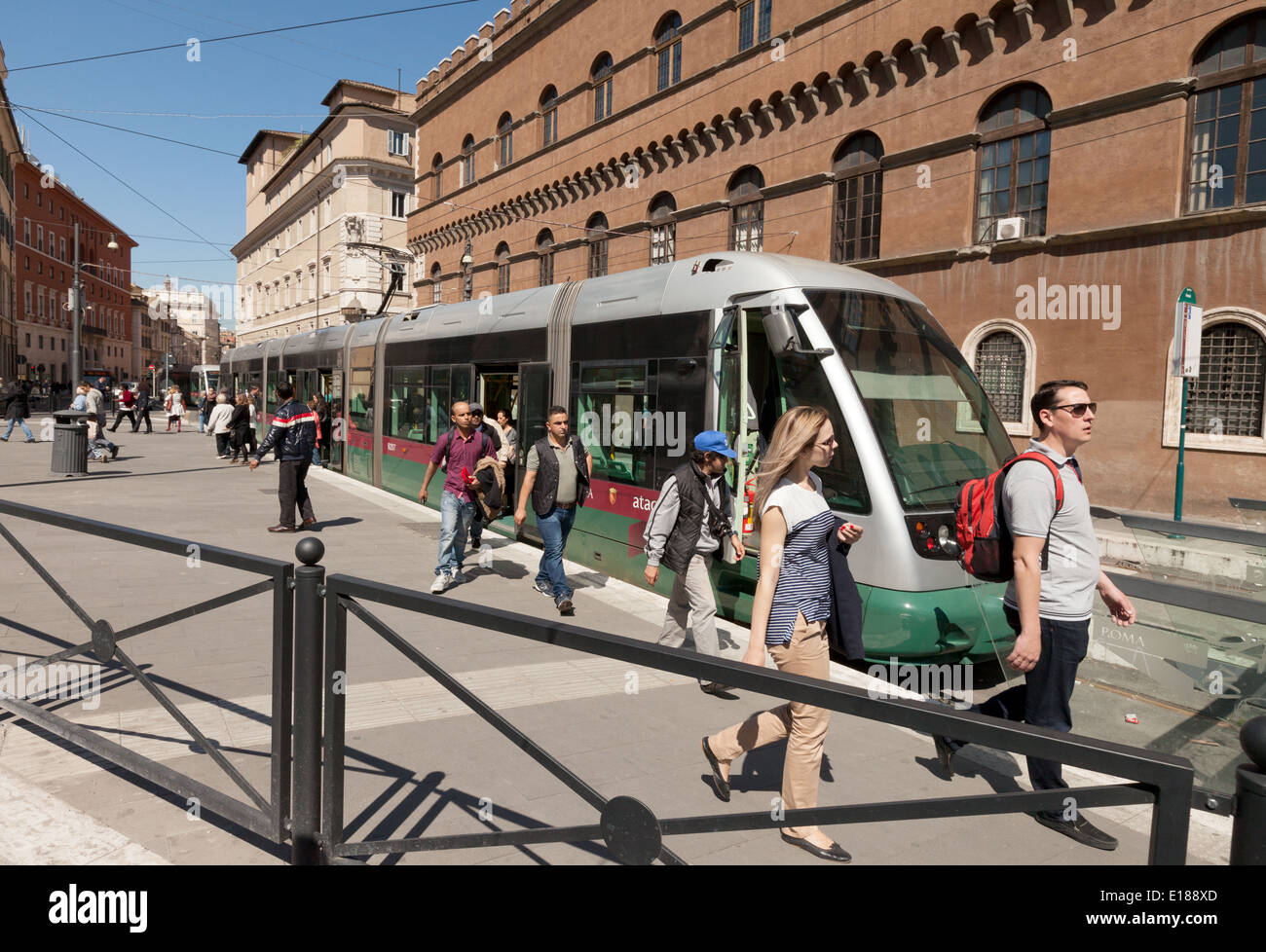 Passagiere aussteigen aus einer Straßenbahn, Stadtzentrum Rom Italien Europa Stockfoto