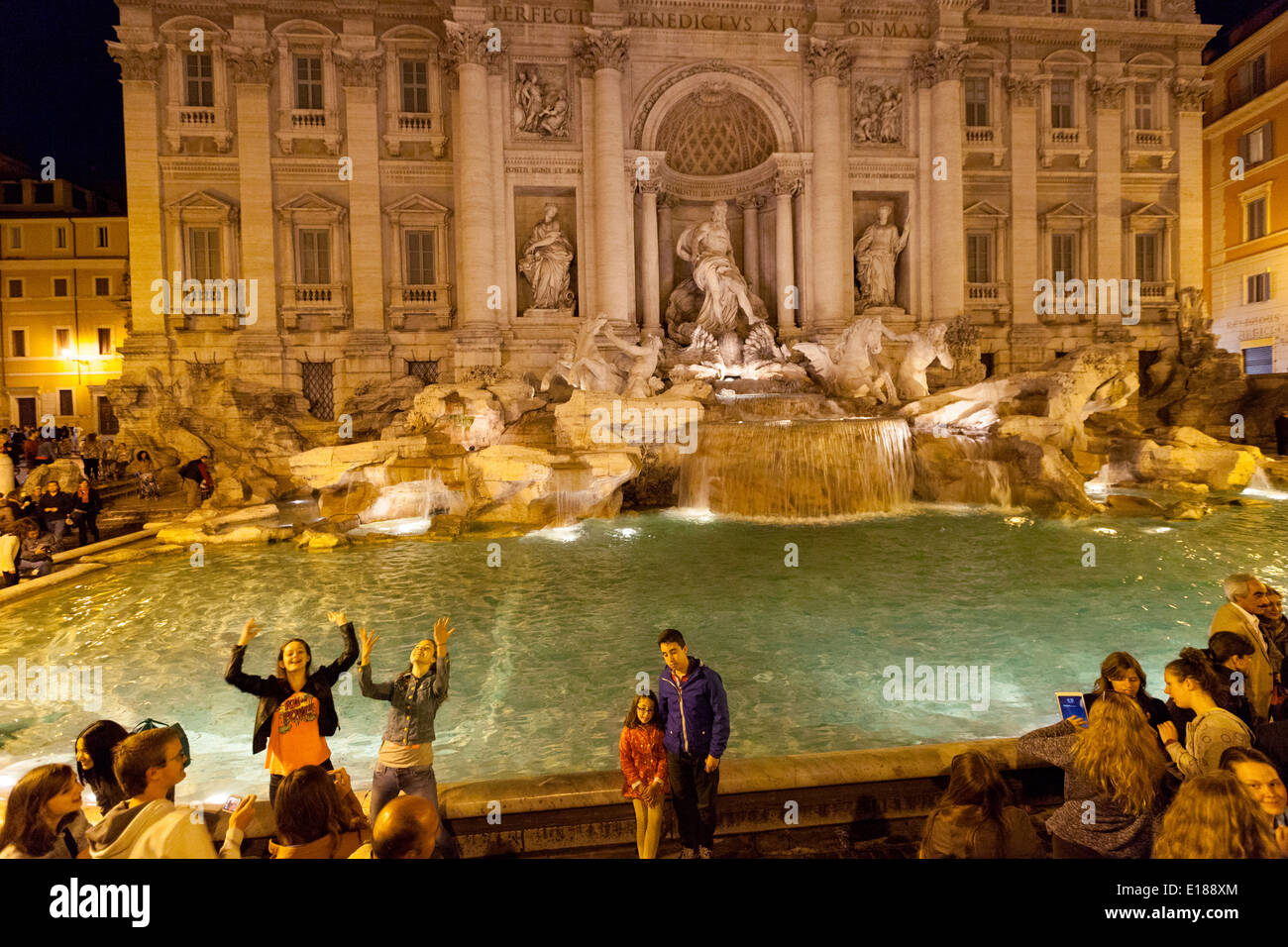 Menschen am Trevi-Brunnen in der Nacht, Rom Italien Europa Stockfoto