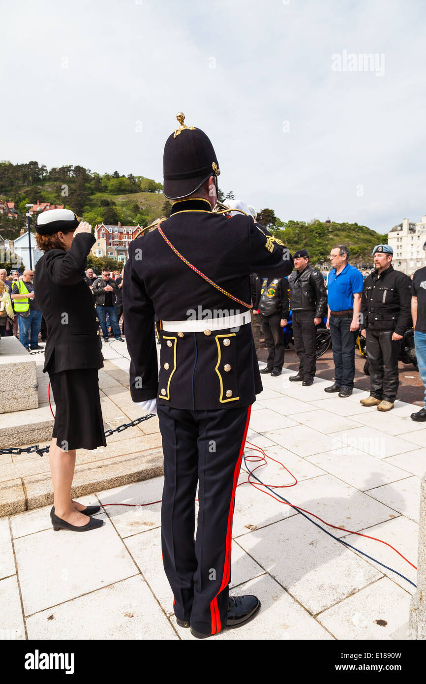 Llandudno, promenade, Conway, Wales, 18. Mai 2014 Wren Offizier begrüßt, als Hornist der letzte Standplatz am Kriegerdenkmal, spielt Stockfoto