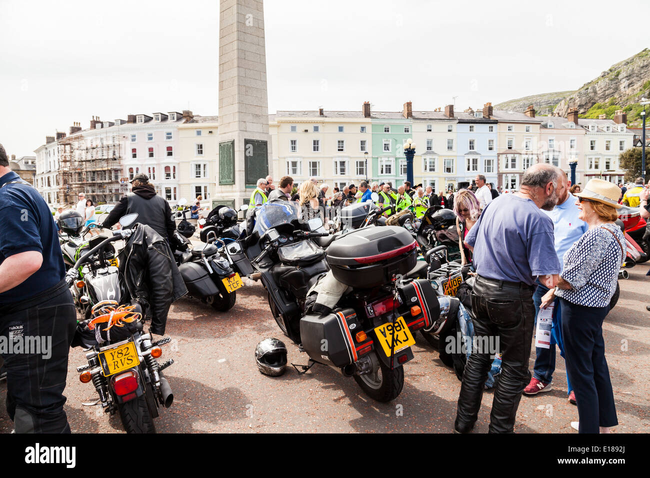 Llandudno, promenade, Conway, Wales, 18. Mai 2014; Biker stehen im Chat nach der Zeremonie zu Ehren Militär, am Kriegerdenkmal Stockfoto